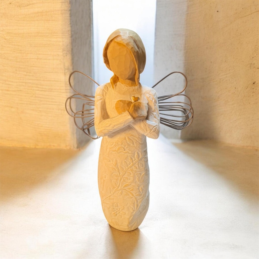 Willow Tree Remembrance Angel Figurine Susan Lordi 2010 Gold Heart 5.5 inch